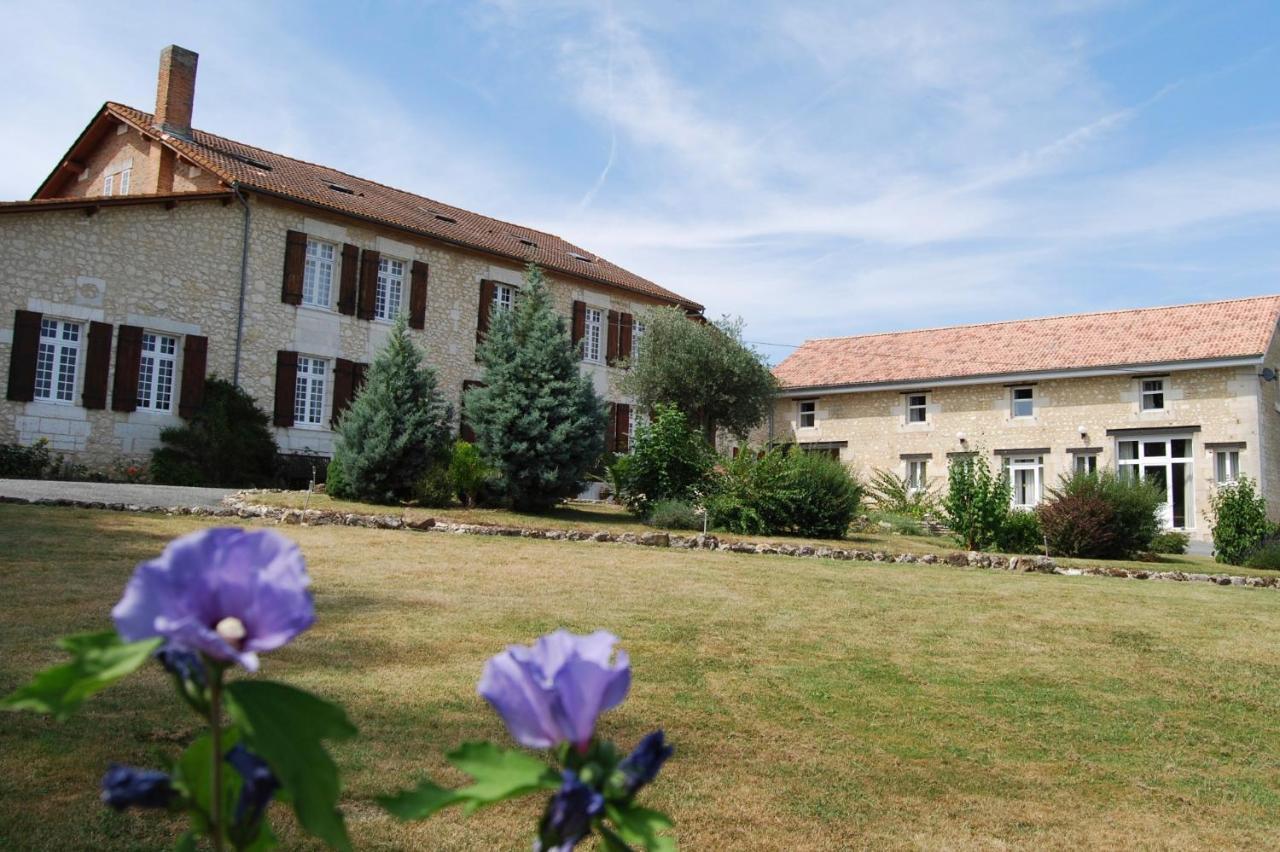 Le Logis Des Quatre Puits Bed & Breakfast Neuvicq-Montguyon Dış mekan fotoğraf